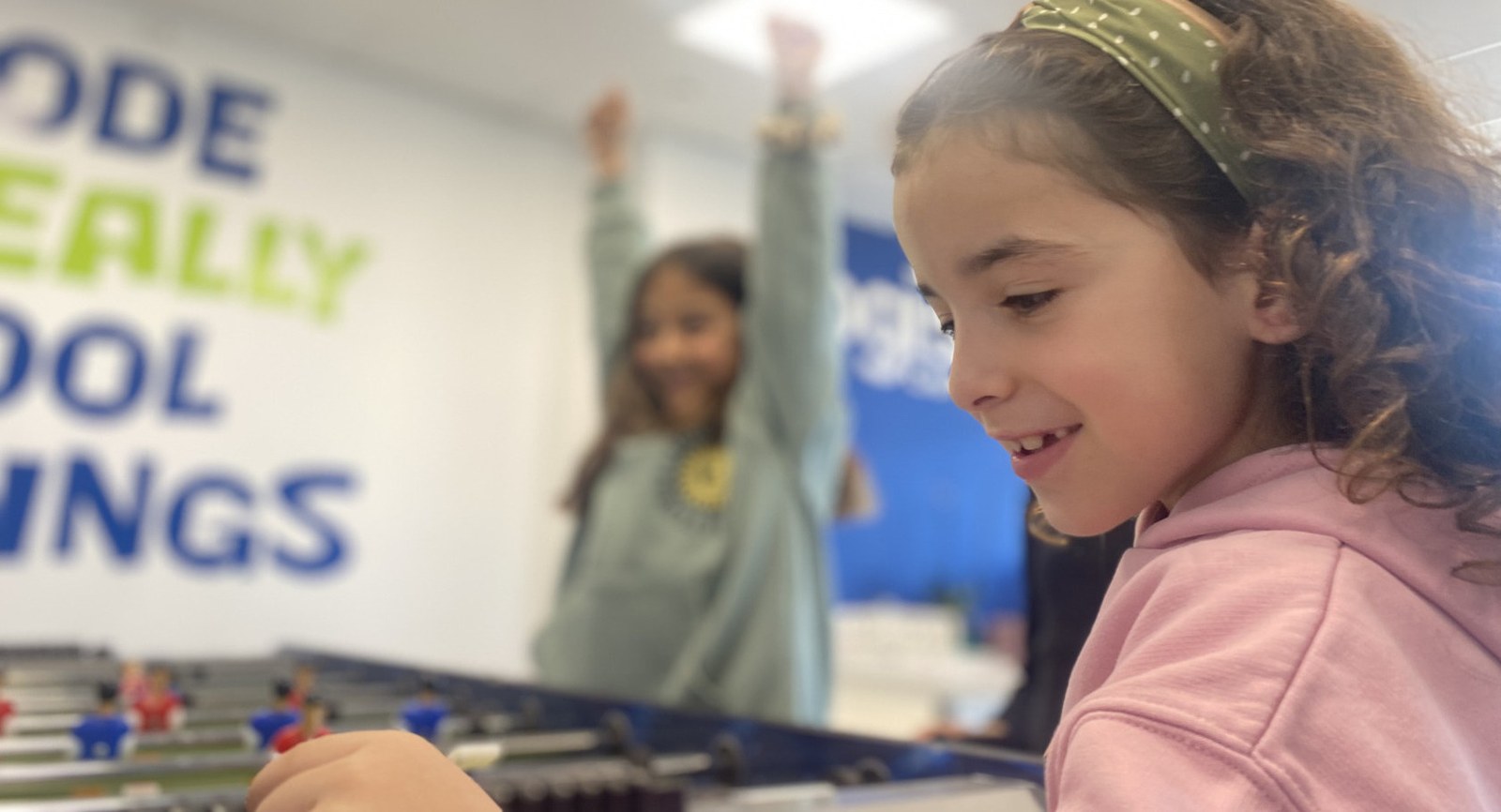 Niños del campamento Logiscool Torrejón con un MacBook